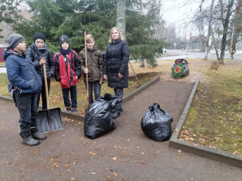 Субботник в сквере памятника Скорбящей матери